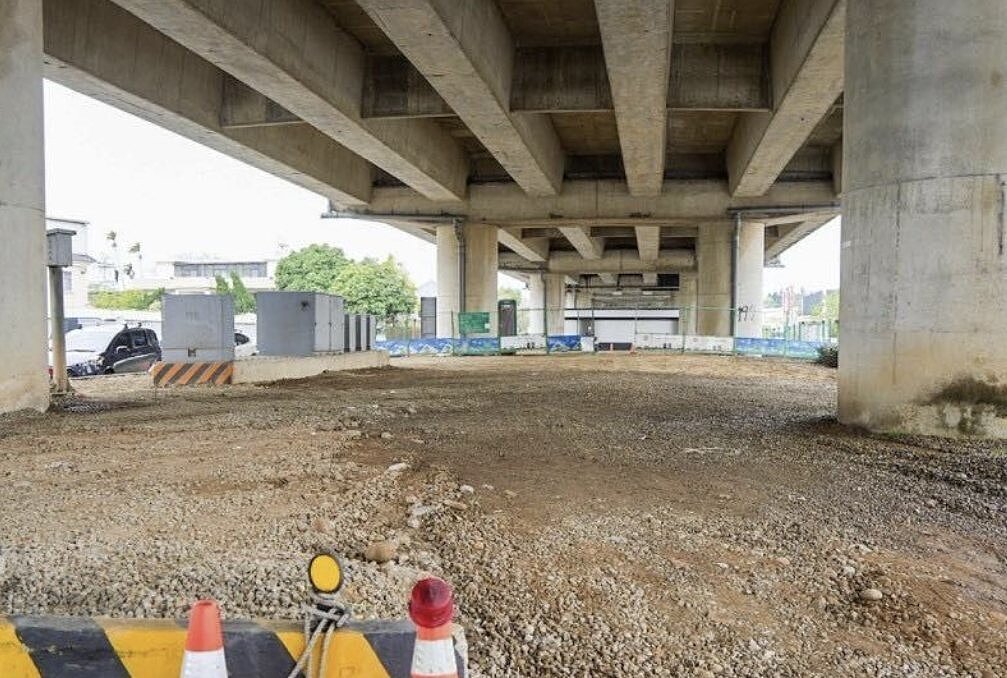 台66快速道路橋墩下空間,地方都希望能多加利用,過去有設置極限運動場、機車考照練習場、活動中心等,不過有民眾發現,平鎮區四里活動中心及極限運動場旁缺乏停車空間,因此希望爭取設置。圖/陳韋曄提供
