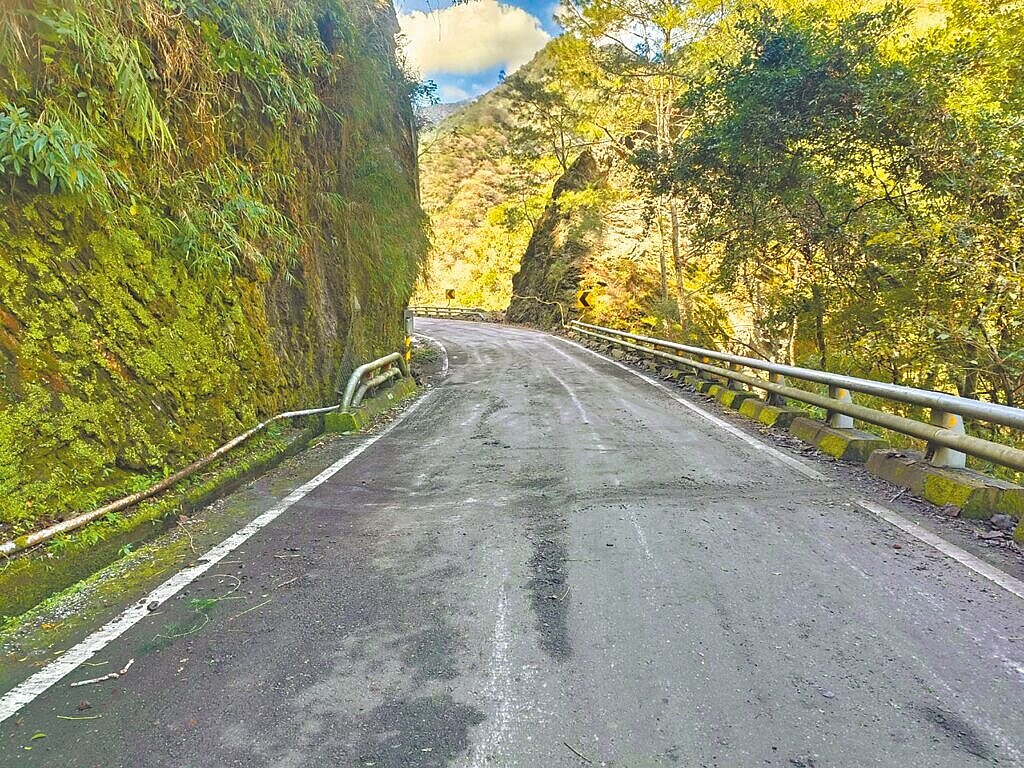 台東縣海端鄉南橫公路台20線180K+400霧鹿路段,於2月15日上午9時30分疑地震影響,發生邊坡零星落石,導致雙向道路阻斷無法通行。經關山工務段派遣廠商機具辦理搶災作業,已於15日上午10時50分搶通,恢復正常通行。(摘自公路局關山工務段網頁/林瑞益高雄傳真)