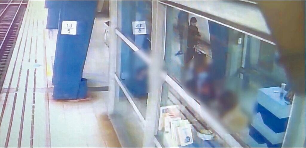 馮姓婦人14日在汐止火車站候車室內插電煎鍋貼,15日遭警方函送法辦。(警方提供/王揚傑新北傳真)