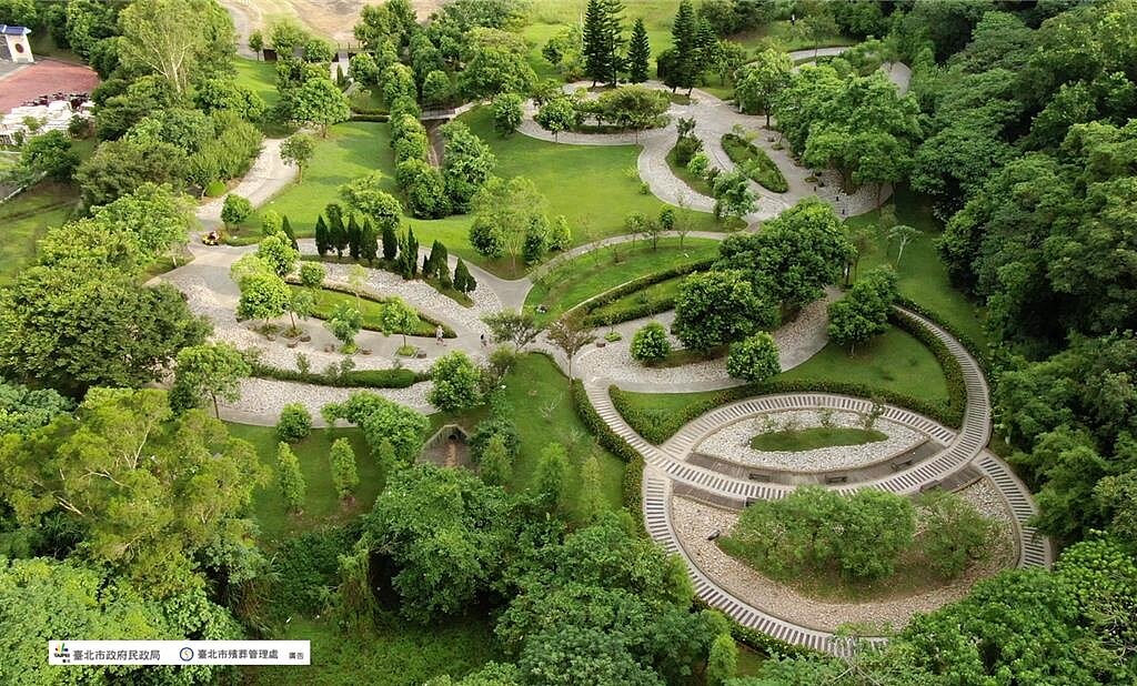 北市主要環保葬區包括陽明山臻善園一期和二期(花葬區)與富德詠愛園和落羽之丘(樹葬區),圖為富德詠愛園。(圖/北市殯葬處)