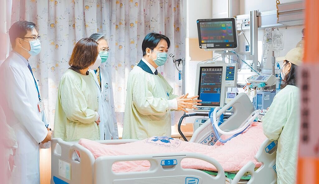 勇鷹高教機墜機,賴清德(中)總統15日在赴台中探視新光三越氣爆傷患時回應說,慶幸的是飛行員跳傘已獲救,面對對岸威脅,敬請全國人民對國軍全力支持,也希望立法院百分之百對台灣國防外交全力支持。圖/總統府提供