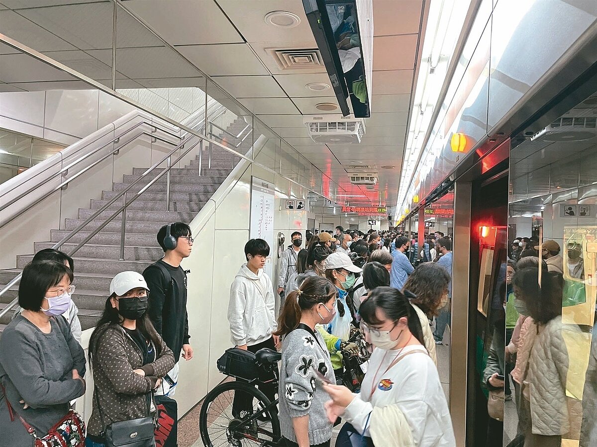 高捷橘線列車故障,鳳山西站至大寮站採月台單線雙向行駛,班距長達20分鐘,列車被拖回機廠檢修,旅客被請下車擠爆月台,狀況耗時近3小時才排除。圖/高捷公司提供