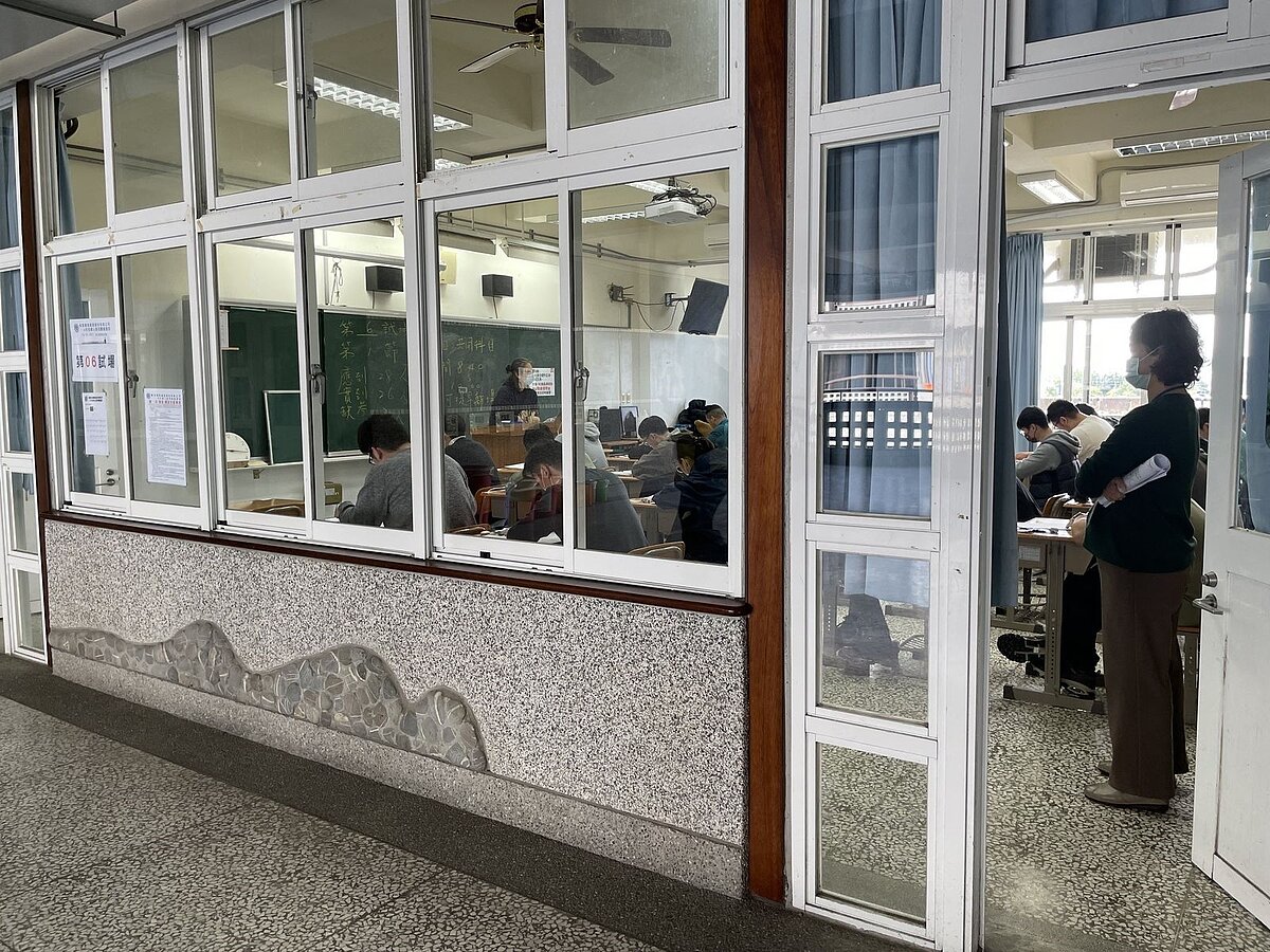 台鐵今年度將招募司機員100人,分別於台北開南中學、花蓮花崗國中,舉辦第一期從業人員司機員筆試作業。圖/台鐵公司提供