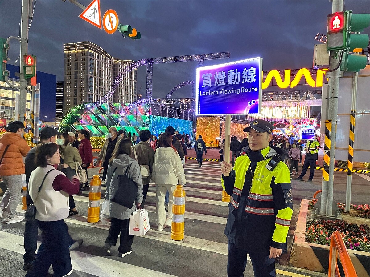 2025台灣燈會元宵節盛大開展,中壢警分局特製配發專用的LED指示燈板,在各重要路口及主要動線提供引導,現場員警同時提供燈會路線資訊及展區方向,引導賞燈民眾順利前往打卡拍照。圖/中壢警分局提供