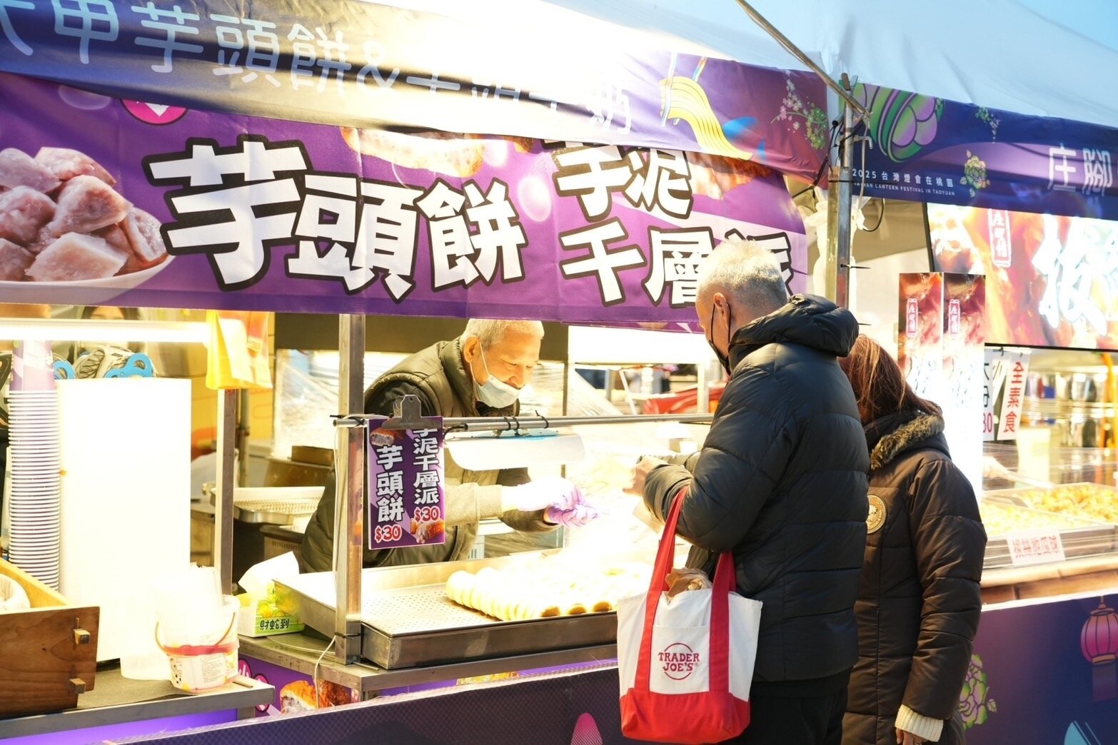 燈會期間攜帶環保餐具逛燈會市集,就可以在市集服務台獲得限量刮刮樂乙張。圖:經發局提供