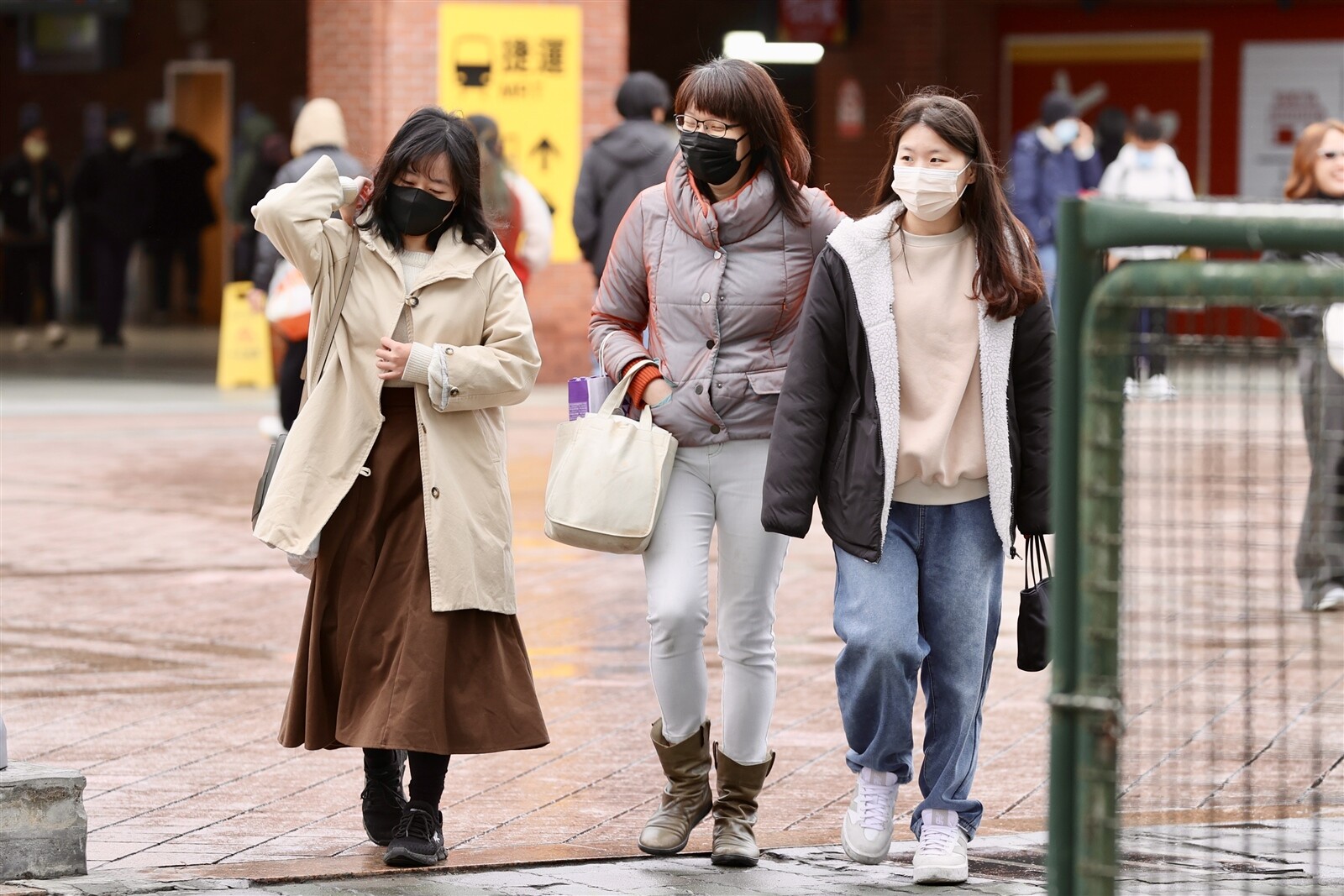 今大陸冷氣團南下，各地氣溫下降。本報資料照片 