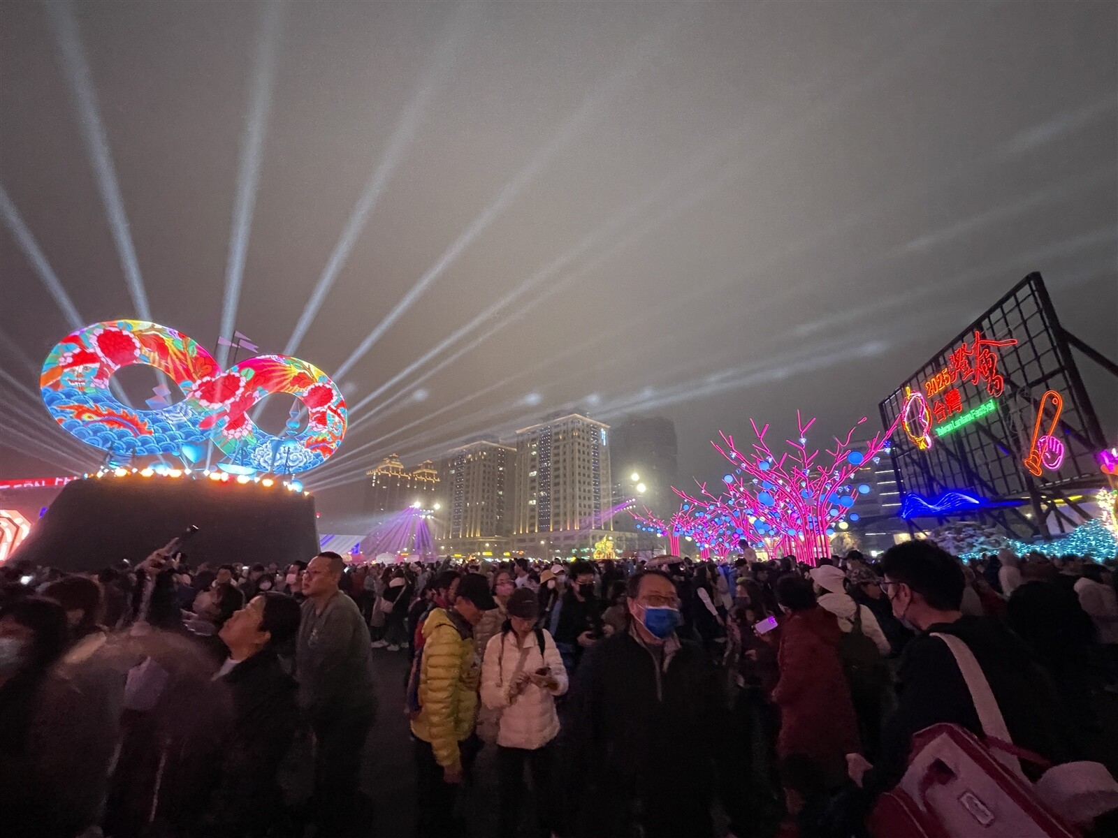 台灣燈會在桃園首周六人潮爆滿，交通大亂，民眾抱怨，桃園市政府今天提出5點應變精進措施疏導。記者張裕珍／攝影 