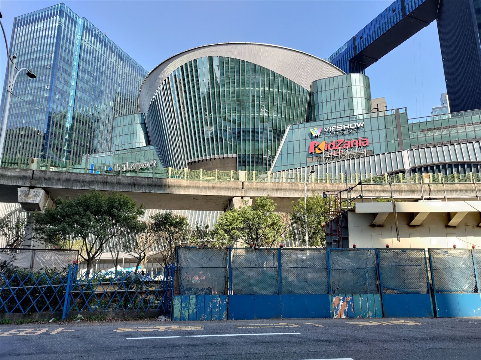 里長憂心，現在南港展覽館周邊只要有電腦展就會大塞車，如果沒有完整交維規畫，未來LaLaport開幕一定會塞爆，「怕比大巨蛋還嚴重！」記者林麗玉／攝影 