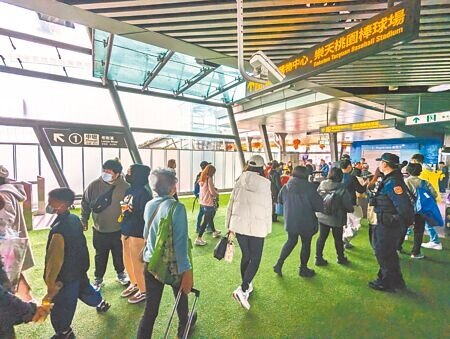 2025台灣燈會在桃園,15、16日首周假日人潮塞爆,15日機場捷運單日運量創新高。桃市府16日擬定精進作為,捷運站內人潮動線改善。(呂筱蟬攝)