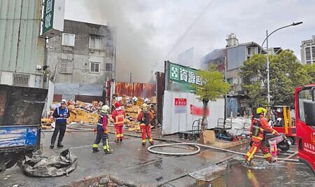 若老舊社區不幸發生火警,巷道狹隘又停滿車輛,不僅會讓民眾不易逃生,消防車和救護車無法進入巷道,恐延誤救災時機。圖為示意圖。(本報資料照片)
