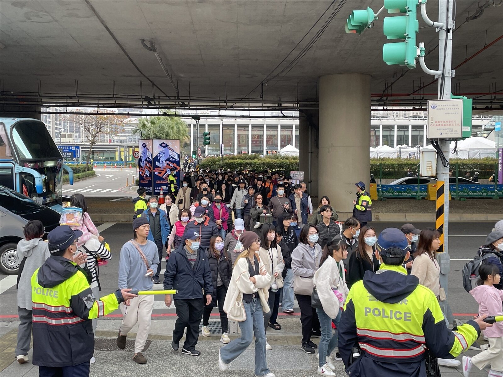 警方為了讓人流順暢，啟動人車分流疏導管制，擴大縱深管制區，分層引導民眾單向前往目的地，避免人流打結。圖：警方提供