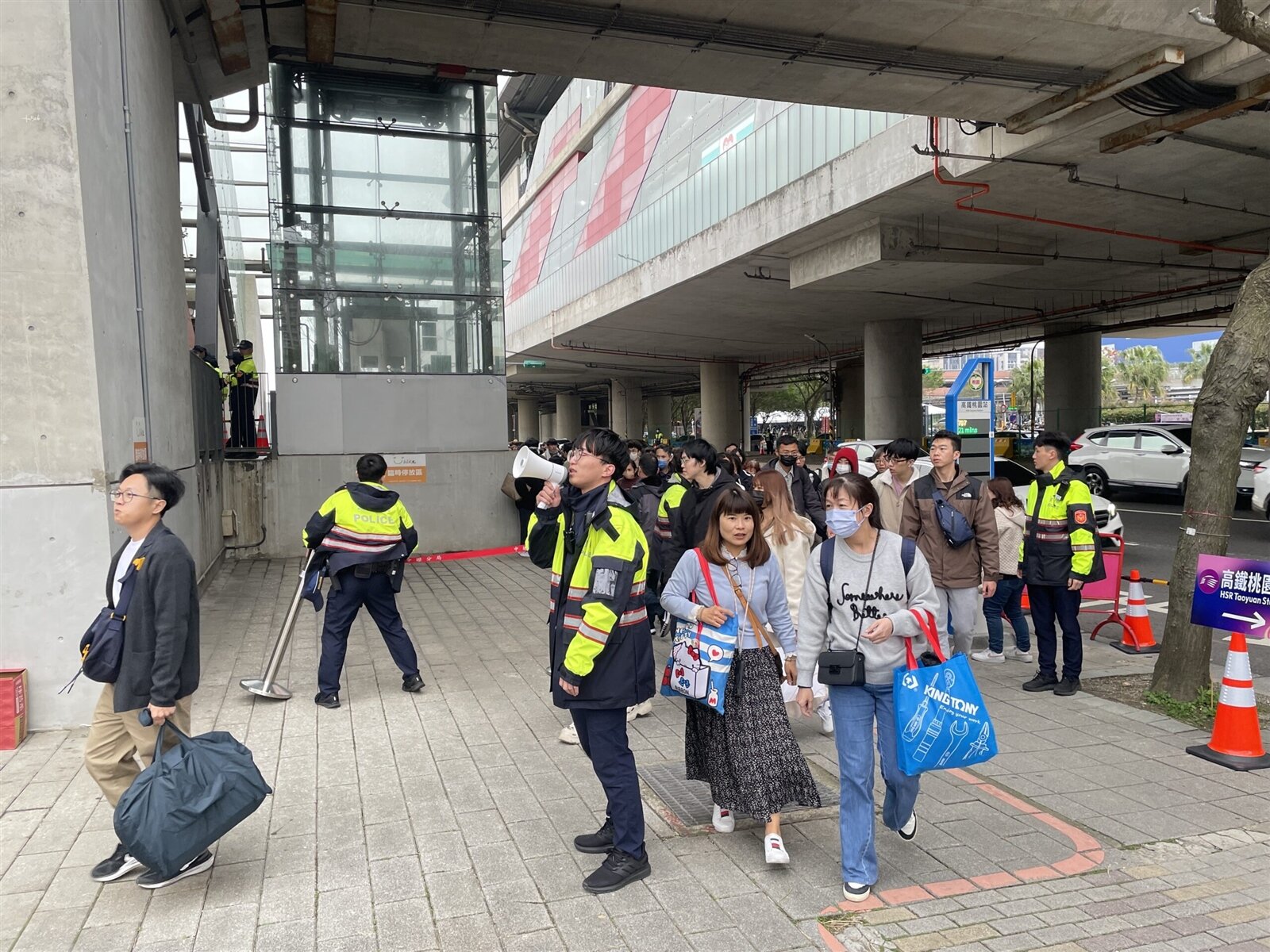 桃園警方全方位謹慎因應，重要路口設施啟動分流加派警力。圖：警方提供