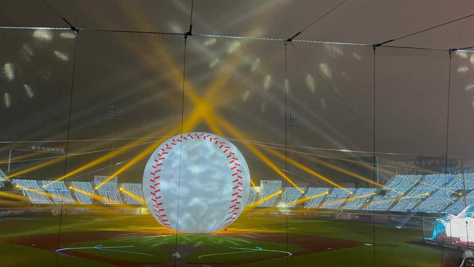 昨晚因光耀之球主題秀投影主機與訊號異常,導致大球主題秀部分場次無法順利演出,以燈光秀進行每15分鐘的輪播展出。圖:翻攝自Threads-sandy__811