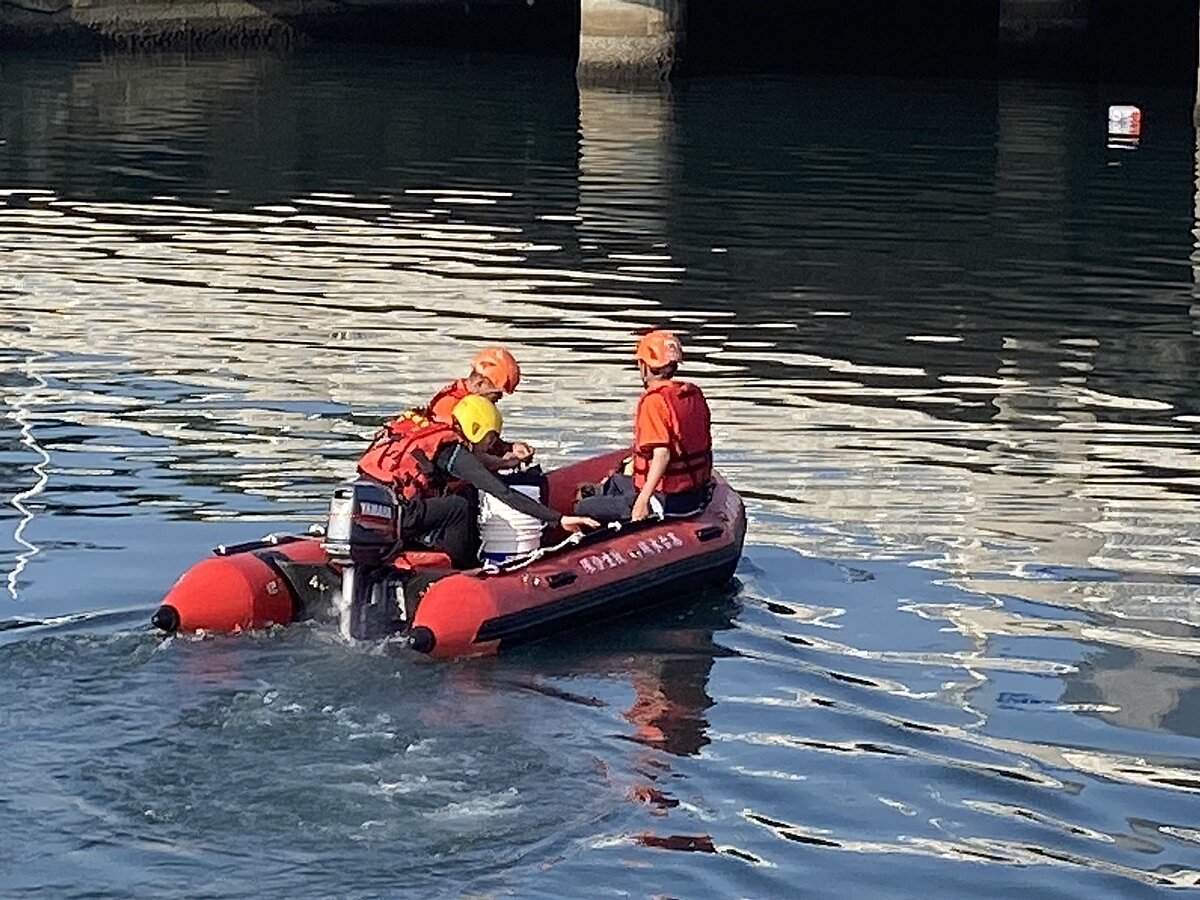 檢警偵辦張介宗涉殺人分屍案,潛水人員昨在前鎮運河第五船渠處橋下打撈。記者石秀華/攝影