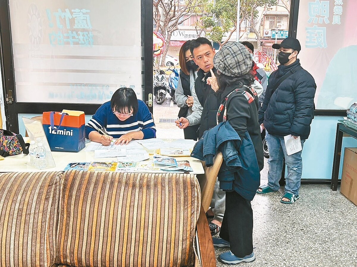 2022年美福大火悶燒近1個月,居民組成自救會向美福提出訴訟。纏訟2年,雙方去年11月和解,昨天發放賠償金。記者朱冠諭/攝影