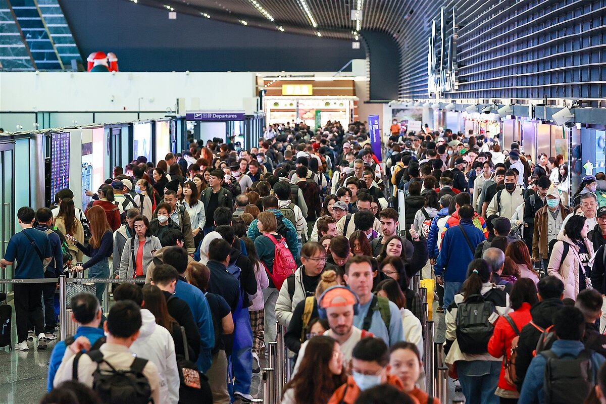 根據產、壽險公司統計,2月3日至12日期間,保障範圍含法定傳染病的海外突發疾病醫療險,盤點五家主要產險公司,平均每日投保件數相較1月呈倍數增長,不難看出這次事件帶動民眾對流感併發重症風險的重視。聯合報系資料照