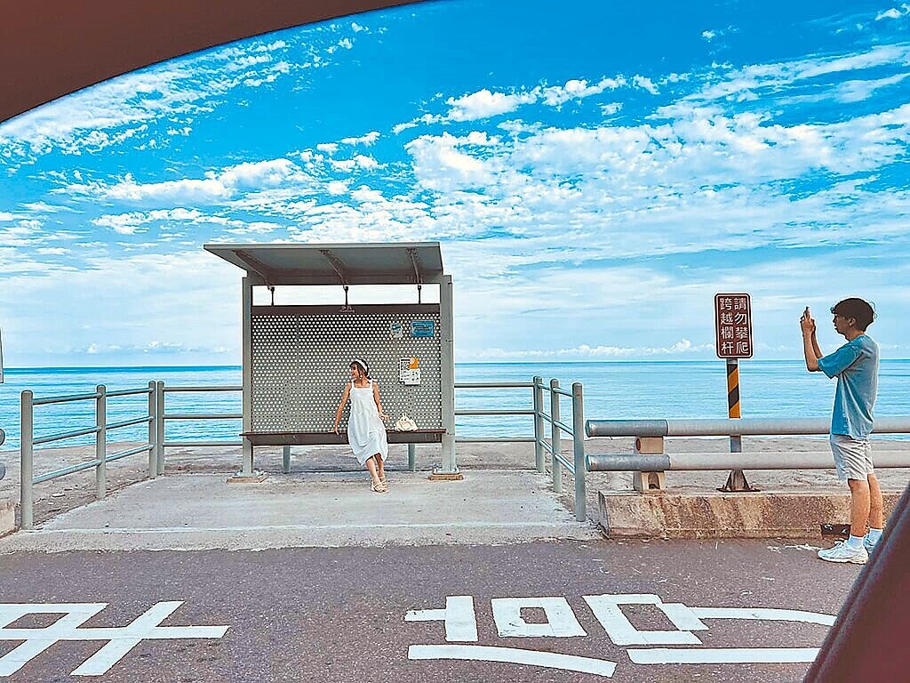 台東縣太麻里鄉多良火車站下方公車候車亭,擁有海天一色美景,被譽為最美候車亭。(林豐傑提供)