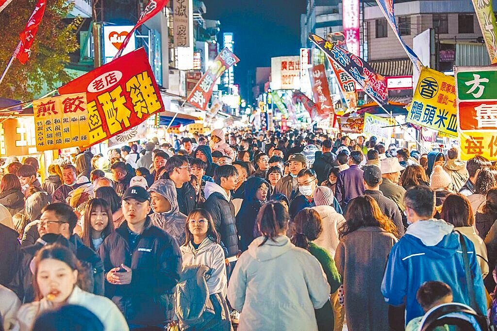 嘉義市觀光旅遊熱絡，文化路夜市9天假期吸客超過62萬人次，在觀光興盛帶動下，嘉義市合法旅宿家數今年首度突破百家。（嘉義市政府提供）