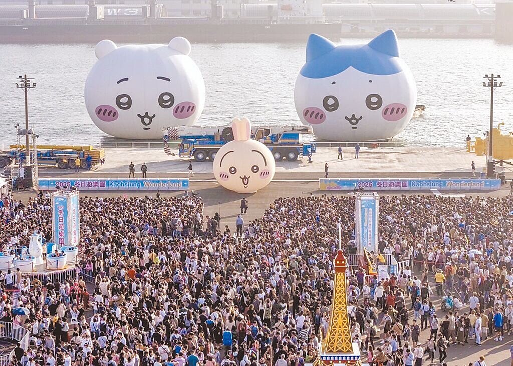 2025高雄冬日遊樂園16日閉幕典禮，3隻吉伊卡哇大型IP同時返回17號碼頭跟大家道別，現場湧入大批「吉粉」搶拍最後畫面。（高市府觀光局提供）