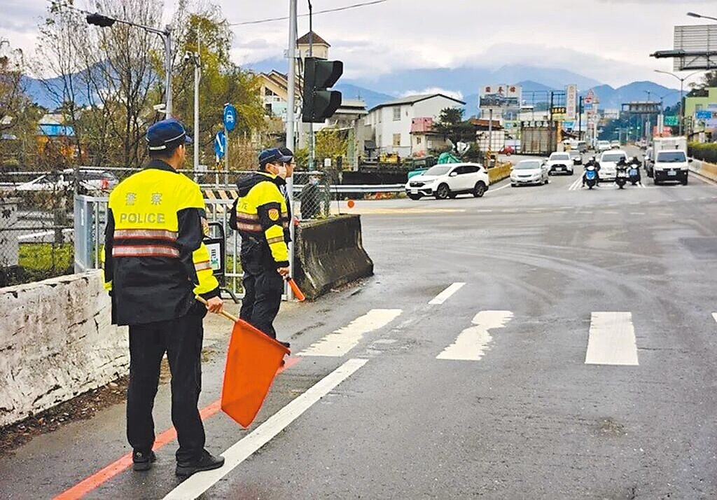 為確保行人安全，南投縣警察局將在17日至19日實施「行人違規與不停讓行人大執法」，在24處路口優先加強取締。（南投縣警察局提供）
