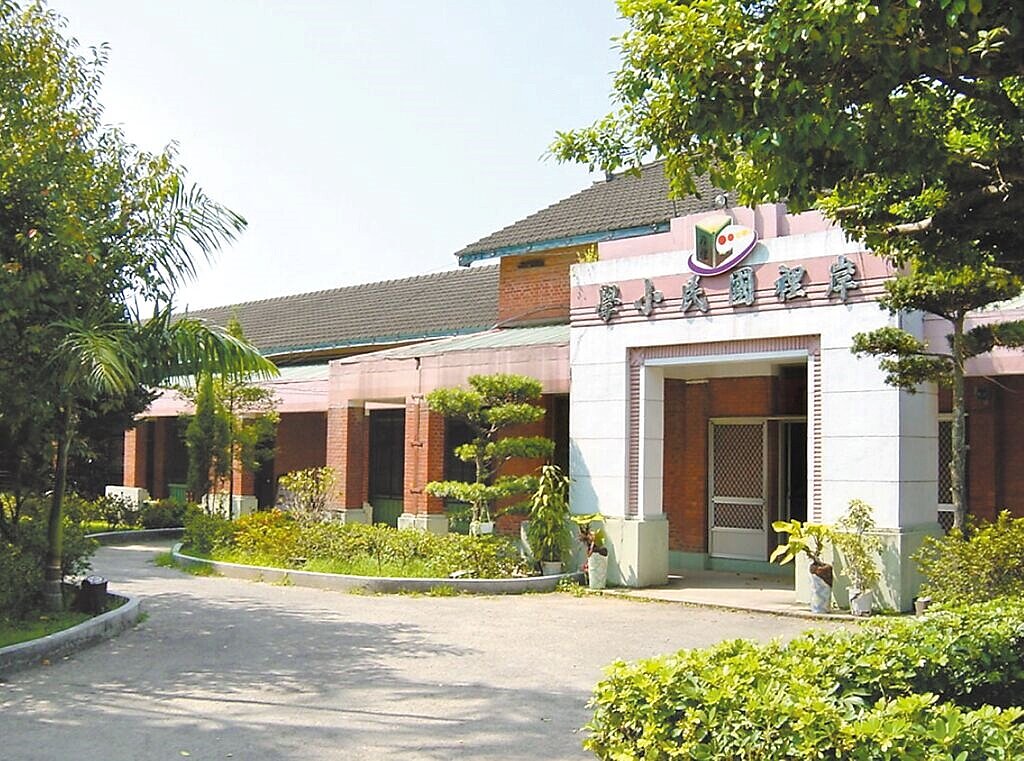 台中市歷史建築「岸裡公學校校舍及升旗台」，推動修復，施工過程發現損壞較預估嚴重，校方爭取補助。（台中市政府提供）