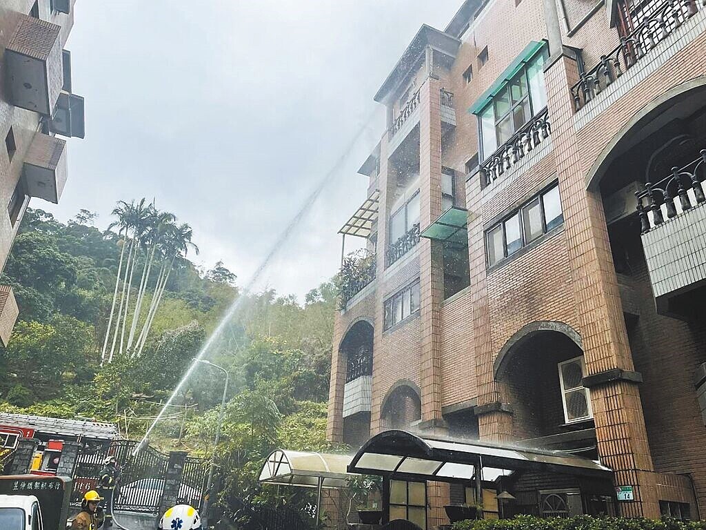 台北市德行東路一處民宅16日發生火警,1家3口送醫,8歲男童一度沒生命跡象,經搶救後恢復意識。(民眾提供)