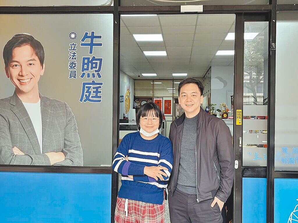 桃園市美福大火公害自救會長郭姿秀(左)纏訟將近2年終於和解落幕,16日正式發放賠償金,立委牛煦庭(右)提供自救會各項諮詢及法律輔助。(姜霏攝)