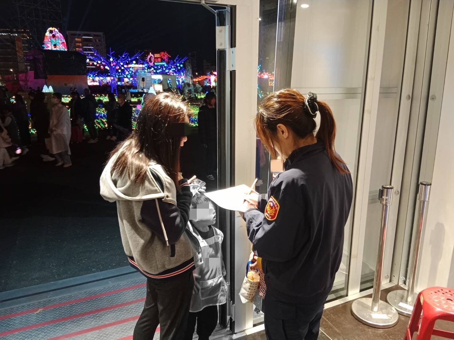 好在女童十分聰慧,馬上背出媽媽的手機號碼。圖:讀者提供