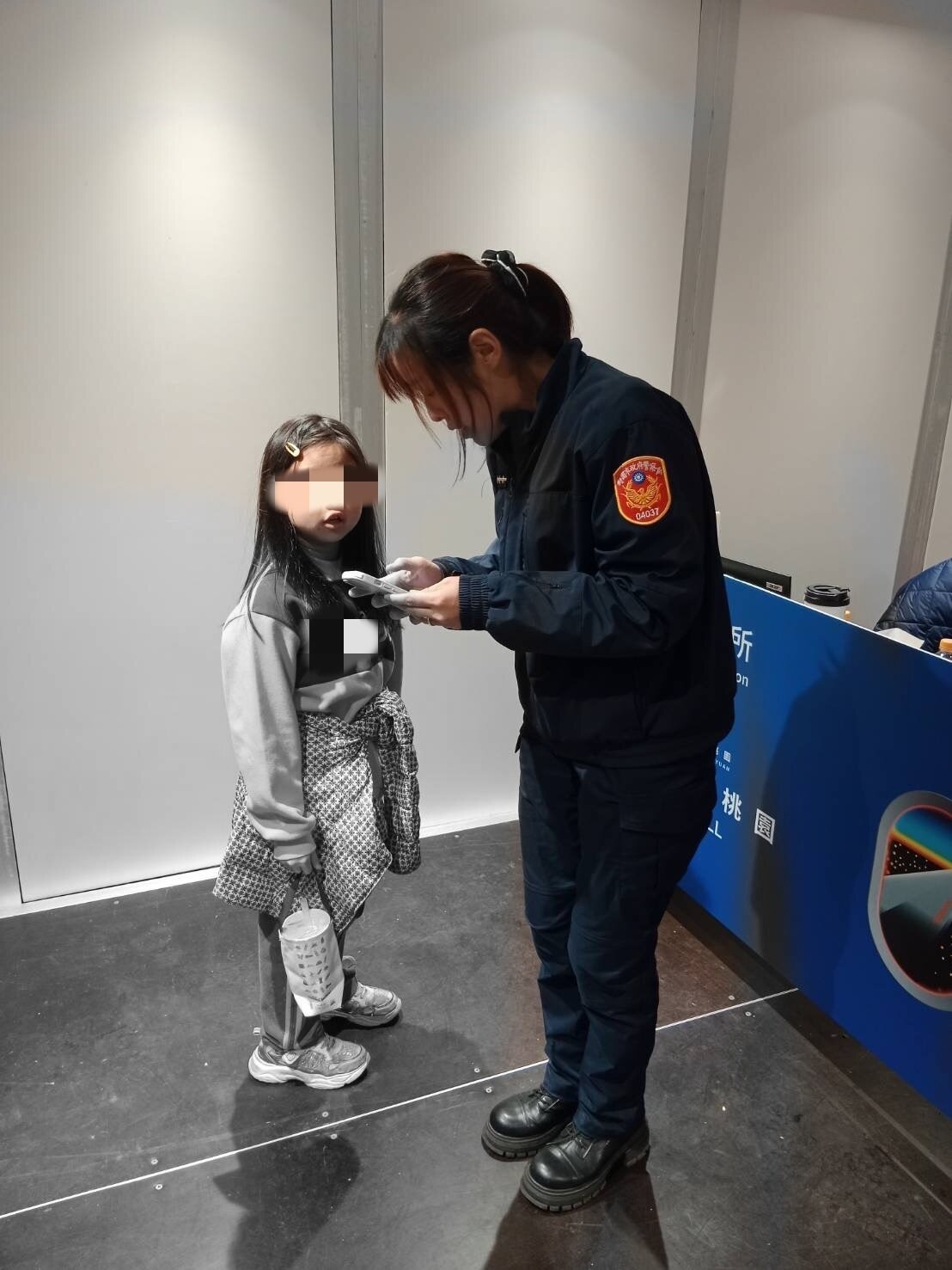 一名8歲女童與母親及弟弟一同觀看舞台表演時,不慎走散。圖:讀者提供