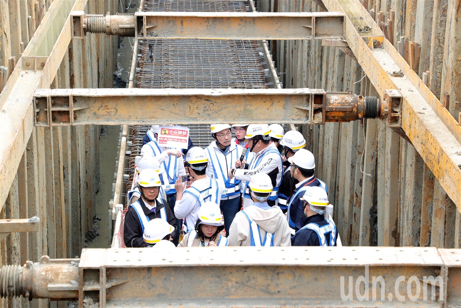 捷運汐東線逐步實現，新北捷運工程局提早進行要徑工程施工，上午市長侯友宜（中）到汐止吉林街工區，了解雨水箱涵施工情形，更要求團隊要在今年6月底前完成。記者曾吉松／攝影 