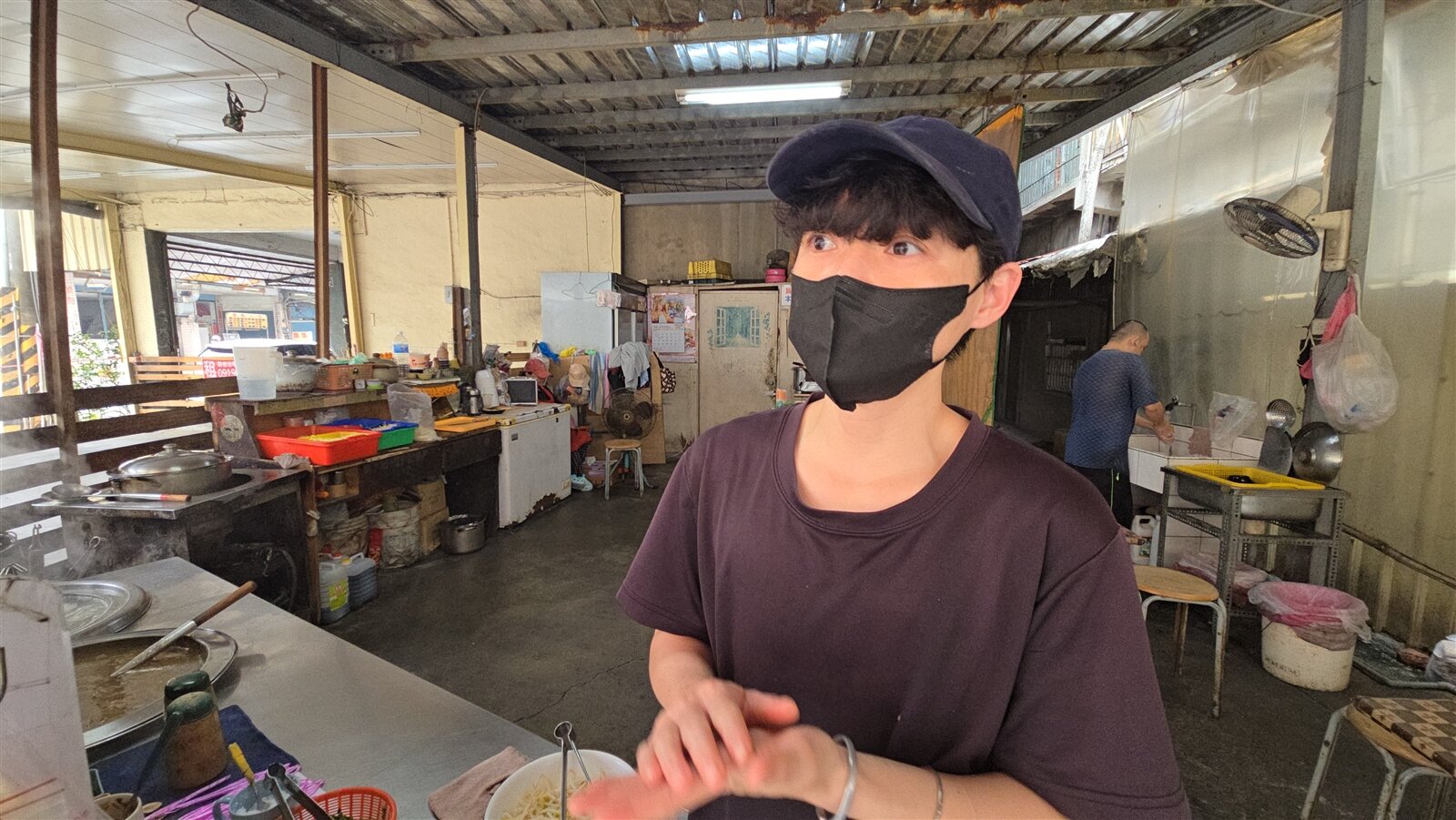 鳳山區北門里一家麵店業者表示,配合水公司更換管線零件,「我們就休息2天,還OK」。記者王勇超/攝影