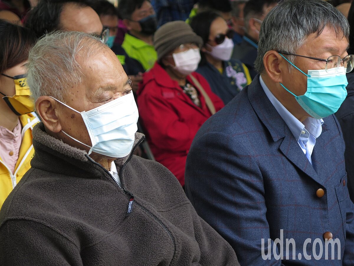 民眾黨前主席柯文哲（右）與「柯爸」柯承發（左）曾一同出席新竹市2023和平紀念日追思音樂會。聯合報系資料照片 