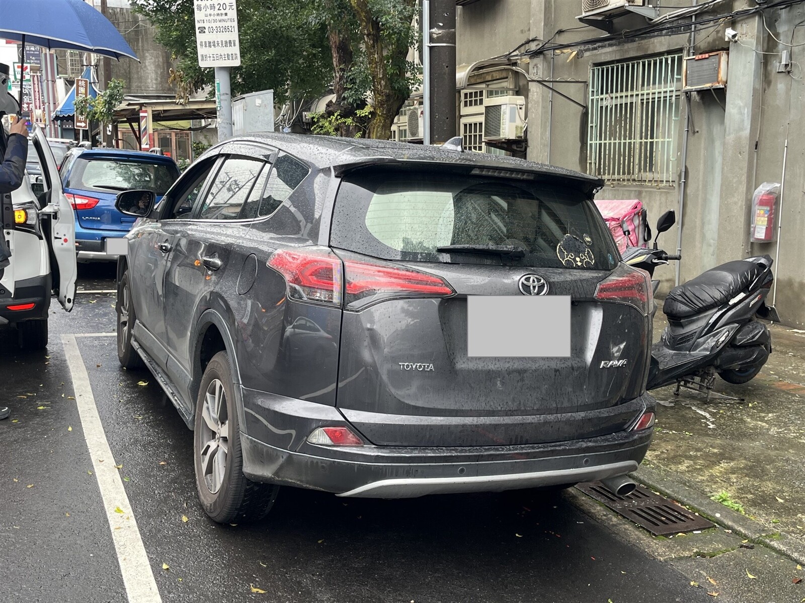 王女見執行人員張貼封條於車輛上,始驚覺事態嚴重,請求不要拖吊車輛,願當場繳納2萬元。圖:桃園分署提供