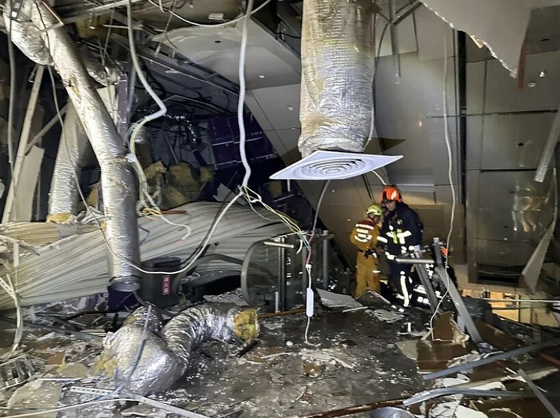 新光三越發生氣爆,樓板受到很大的衝擊,導致管線在衝擊下都掉落。圖/台中市消防局提供