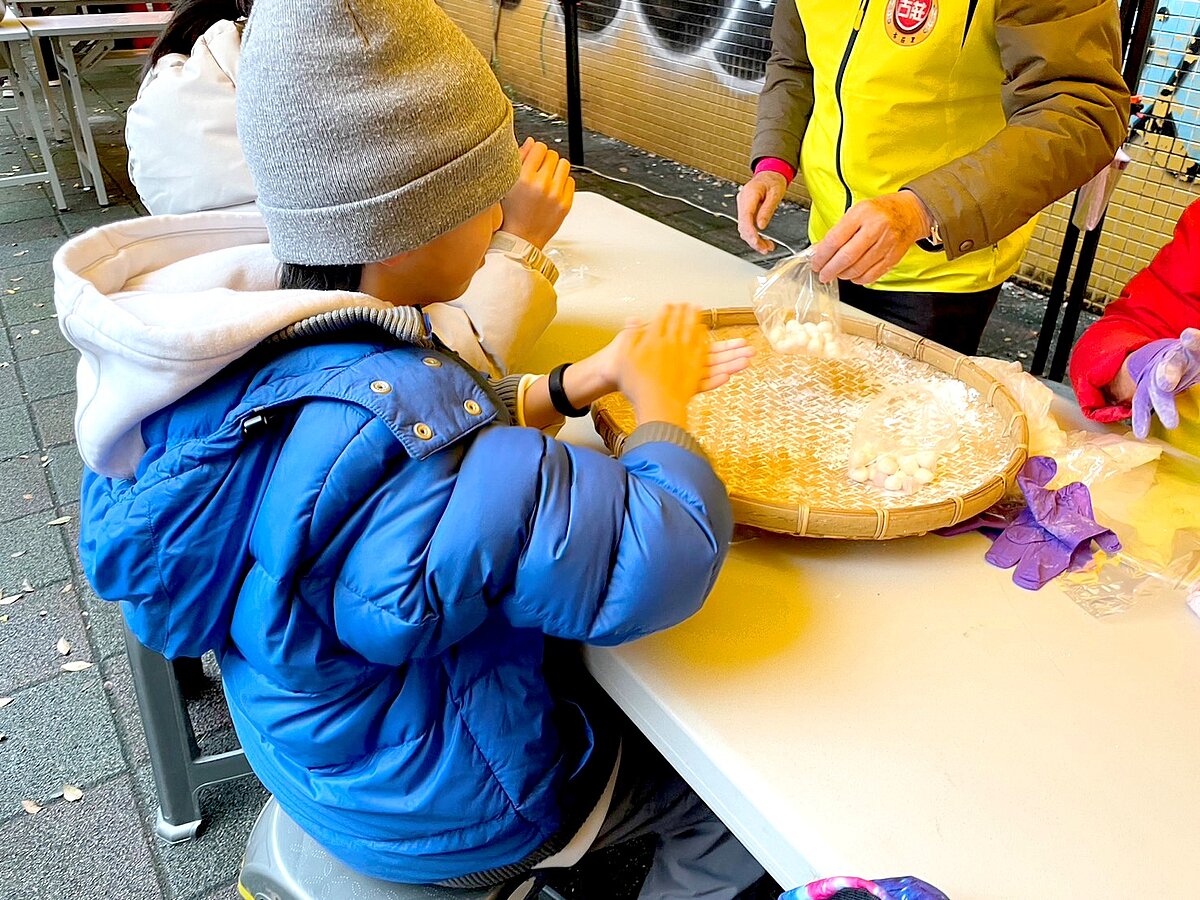 臺北市大安區古莊里辦公處特別安排「搓湯圓體驗」,讓親子共同參與,感受節慶文化的魅力。