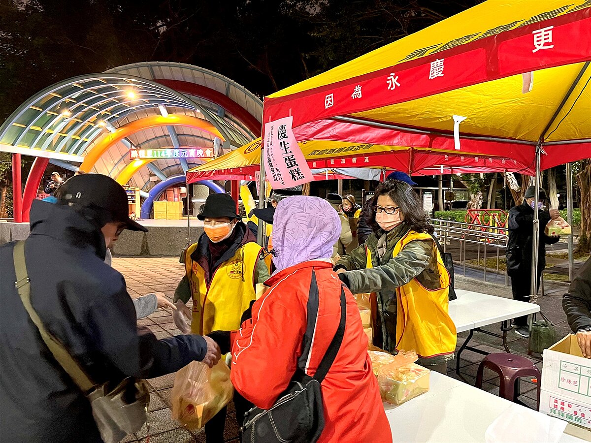 臺北市松山區鵬程里辦公處特別發放給70歲長者的「團圓蛋糕」,讓長輩們享受元宵熱鬧氛圍。