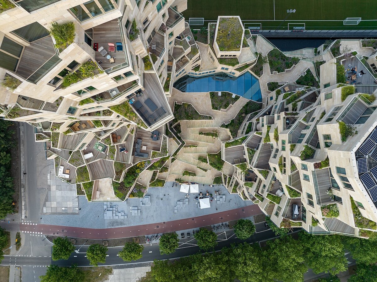 位在阿姆斯特丹Zuidas社區的「山谷」，榮獲七項世界建築大獎，2021年被評為全球最佳新摩天大樓。圖／麗寶文化藝術基金會提供