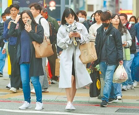 
本周有2波冷氣團，第1波冷氣團昨起影響到周三，短暫回溫後，第2波冷氣團周五報到，連續冷4天、周末北部低溫下探11度。圖為台北街頭民眾。（陳君瑋攝）
