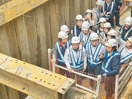 新北市長侯友宜(前排左二)17日上午赴汐止吉林街視察捷運汐東線要徑工程進度,要求2025年6月底前完成,發揮蓄排水效益。(高鈞麟攝)