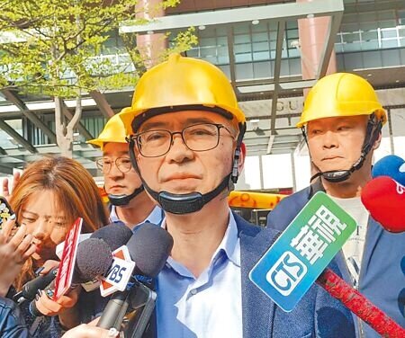 台中新光三越氣爆,業者未提出加強防護計畫,都發局17日撂話「應負全部法律責任」,新光三越營業本部副本部長謝英明(右二)出面說明。(陳淑娥攝)