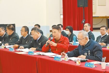 苗栗縣長鍾東錦(前排右二)下鄉座談會通苑場,17日在通霄鎮綜合活動中心登場,2鎮長及鎮民代表、里長及社區理事長等近百人到場,共提出52案討論。(謝明俊攝)