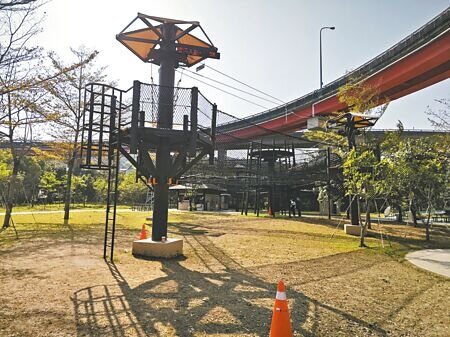 桃園市平鎮運動公園1月開幕後吸引大批人潮,因民眾使用遊樂設施不當造成毀損,工務局緊急搶修完成大部分設施,另交通局也將畫設28格路邊停車格。(呂筱蟬攝)