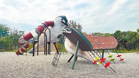 台東縣政府推動台東森林公園景觀改造工程,以台東縣鳥、台灣特有種保育鳥類「烏頭翁」母子為意象打造兒童遊具,不僅造型獨特吸睛,且寓教於樂。(蕭嘉蕙攝)