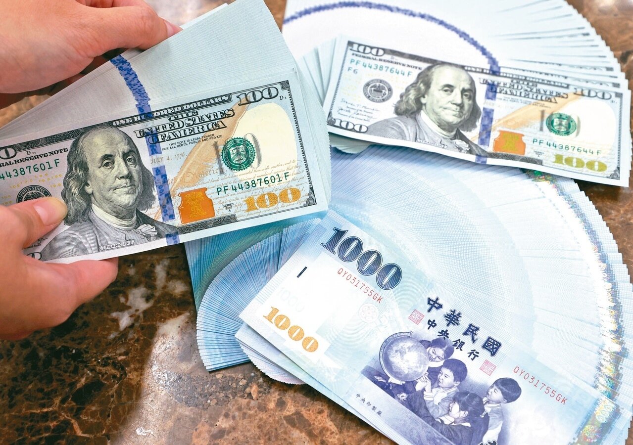 金管會公布2024年全年國銀海外分子行稅前盈餘871.6億元寫史上新高、年增13%，其中新南向國家大賺234.2億元，貢獻占比逾四分之一達27%。 聯合報系資料照