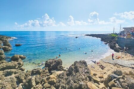 墾丁海域水質調查,萬里桐是受營養鹽影響最少的海域之一。(羅琦文攝)