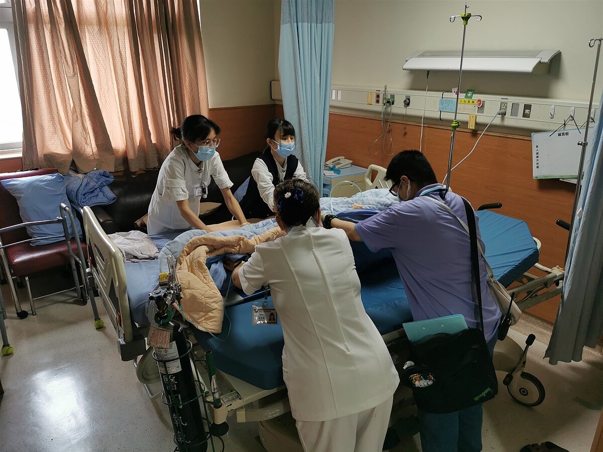 隨著高齡和少子化，愈晚出生的世代，保費負擔愈重，加重世代不公，健保永續備受挑戰。圖為家中長者生病住院，家屬與護理人員共同照顧。記者閻廣聖／攝影 