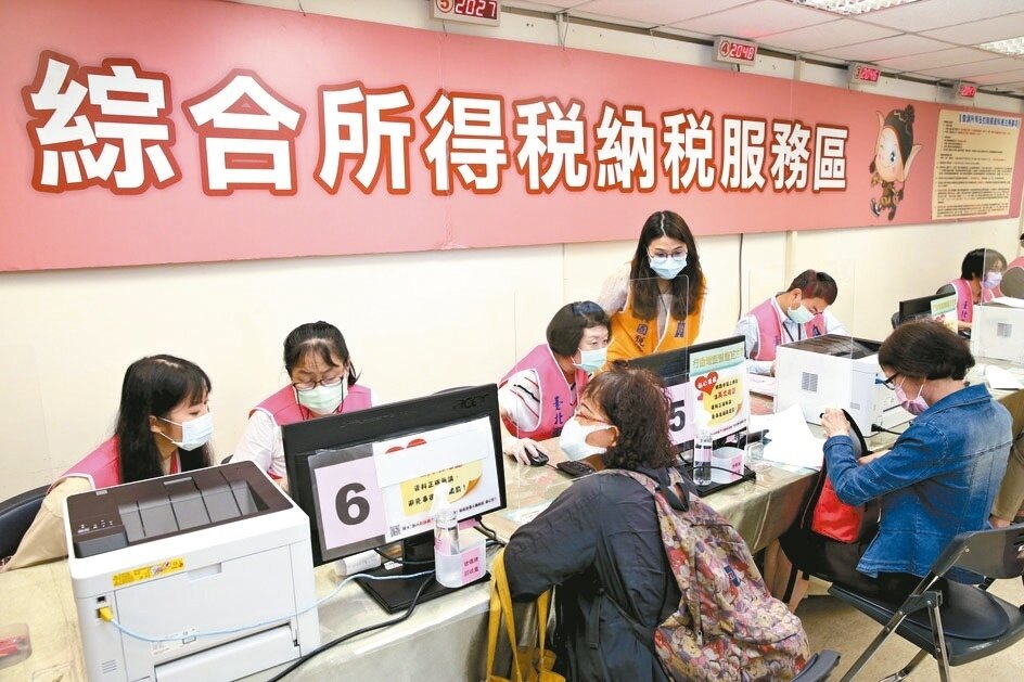 每年5月申報綜所稅，許多民眾都會列報扶養親屬免稅額，來達到節稅效果，不過財政部提醒，列報扶養有一定規則，納稅人在申報時務必要「停、看、聽」。圖／聯合報系資料照片 