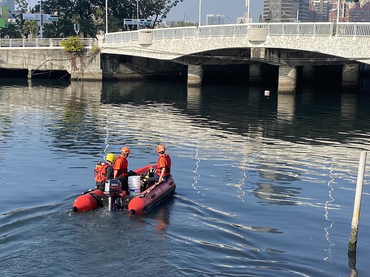 高雄檢警偵辦張介宗涉殺害三名老婦分屍案,圖為潛水人員日前在前鎮運河第五船渠處橋下進行打撈畫面。本報資料照