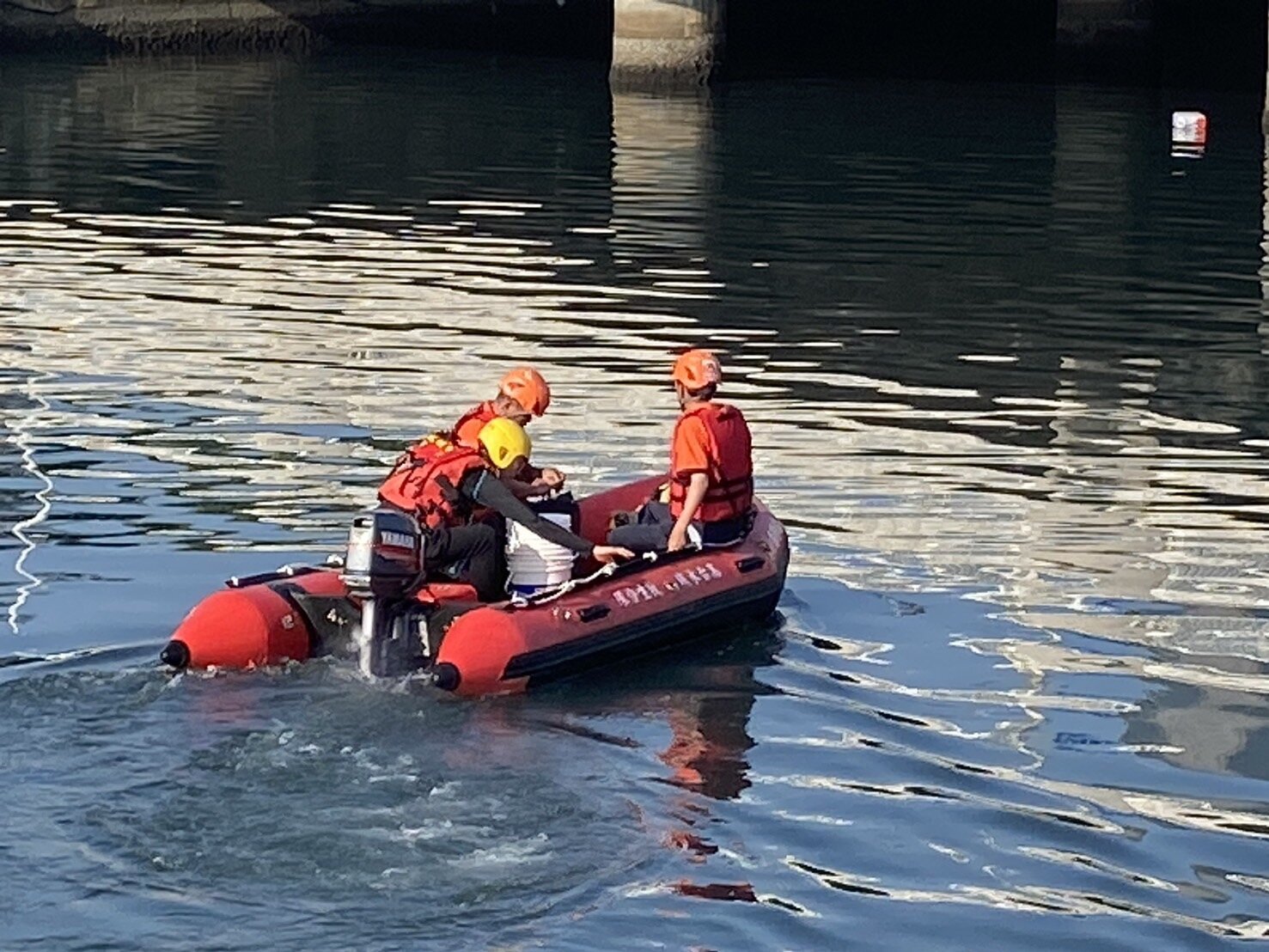 檢警偵辦張介宗涉殺人分屍案,潛水人員日前在前鎮運河第五船渠處橋下打撈,警方認已打撈乾淨,打撈作業告一段落。本報資料照