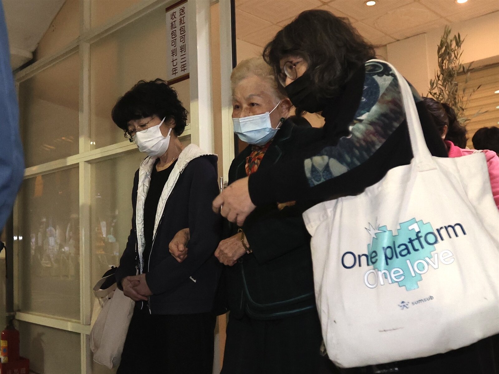 柯文哲父親昨天病逝,晚間陳珮琪(左)陪伴柯媽何瑞英(中)搭車移靈。記者許正宏/攝影